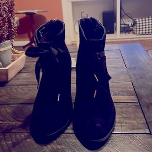 Adrianne Vittadini, 7M, black suede/leather 3” heel, laces up, great